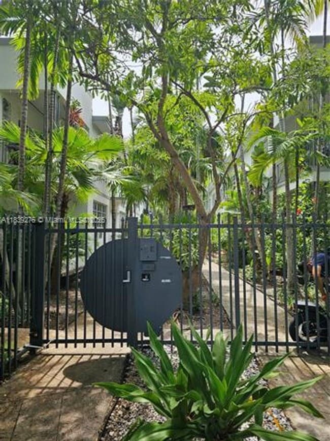 728 Lenox Ave. in Miami Beach, FL - Building Photo - Building Photo