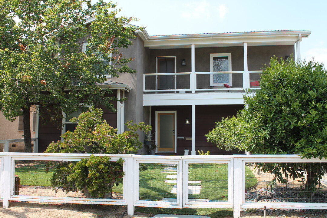 2909 W Clark Ave in Burbank, CA - Building Photo