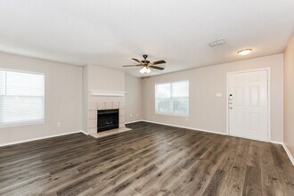 10012 Chapel Rock Dr in Fort Worth, TX - Building Photo - Building Photo
