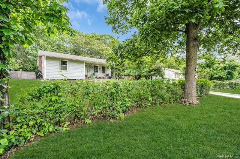 13 Carr Ln in Medford, NY - Building Photo