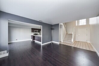 86 Cambridge Ave in Streamwood, IL - Building Photo - Building Photo