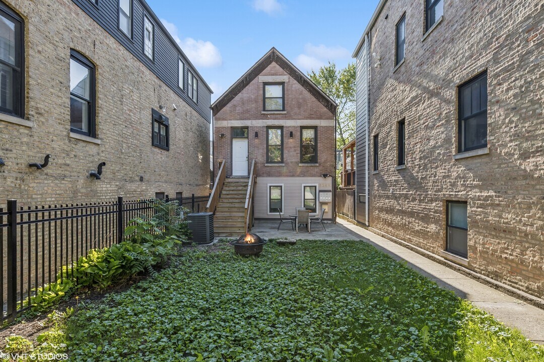 2035 N Winchester Ave in Chicago, IL - Foto de edificio