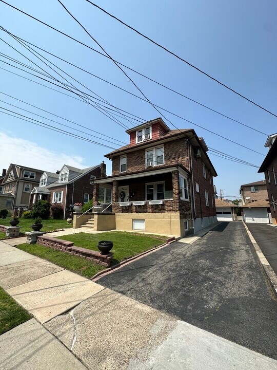 225 Hudson Pl, Unit 1 in Cliffside Park, NJ - Building Photo