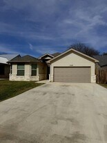 2408 Birkdale Ln in Kerrville, TX - Building Photo