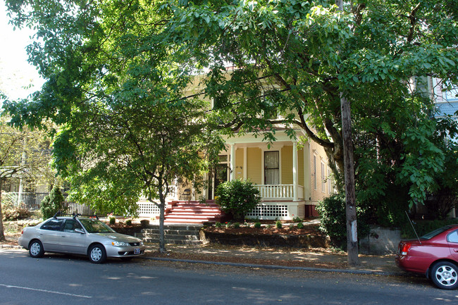 1825 SE 12th Ave in Portland, OR - Foto de edificio - Building Photo