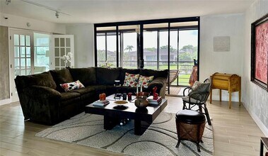 7582 Regency Lake Dr in Boca Raton, FL - Building Photo - Building Photo