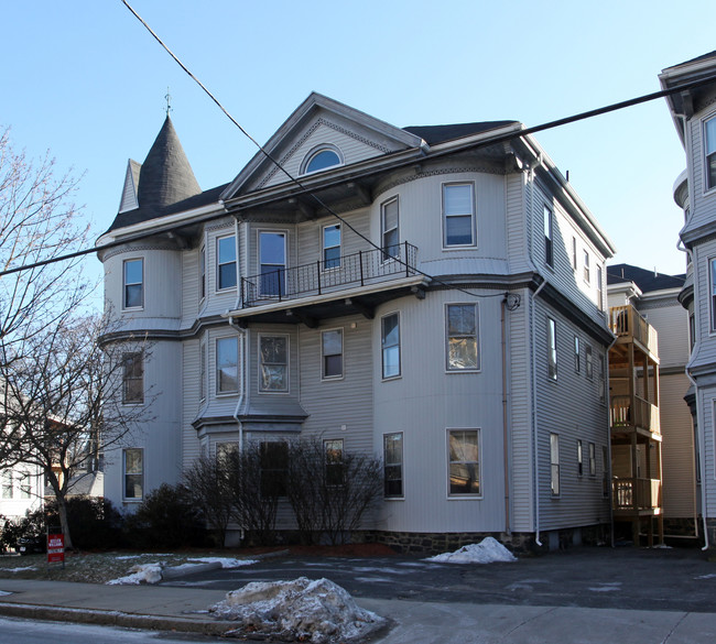 124 Cedar St in Malden, MA - Foto de edificio - Building Photo