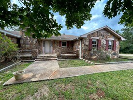 1609 Oak Grove Rd in Carrollton, GA - Building Photo