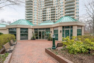Somerset House in Chevy Chase, MD - Foto de edificio - Building Photo