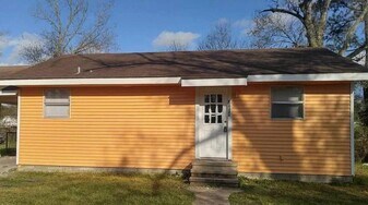 2318 Pacific St in Orange, TX - Building Photo