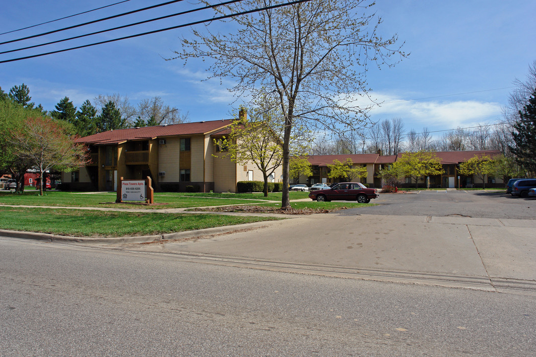 Auction: Plaza Towers Apartments, Almont, MI in Almont, MI - Foto de edificio