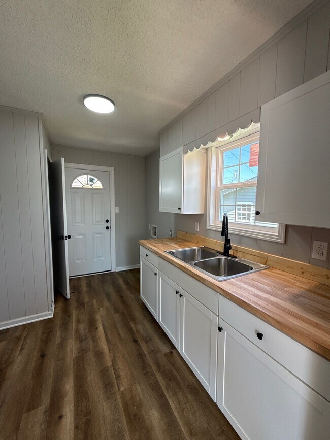 129 E Jefferson St in Brownsville, TN - Building Photo - Building Photo