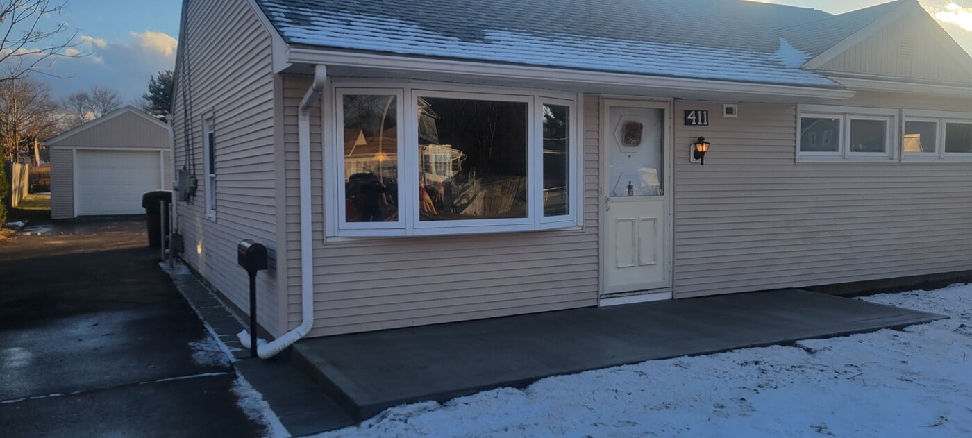 411 Brewer St in East Hartford, CT - Building Photo