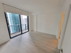 55 SW 9th St, Unit 1807 in Miami, FL - Foto de edificio - Building Photo