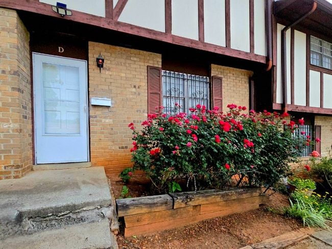 property at 2946 N Dekalb Dr