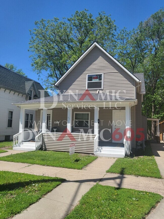 property at 811 S Summit Ave