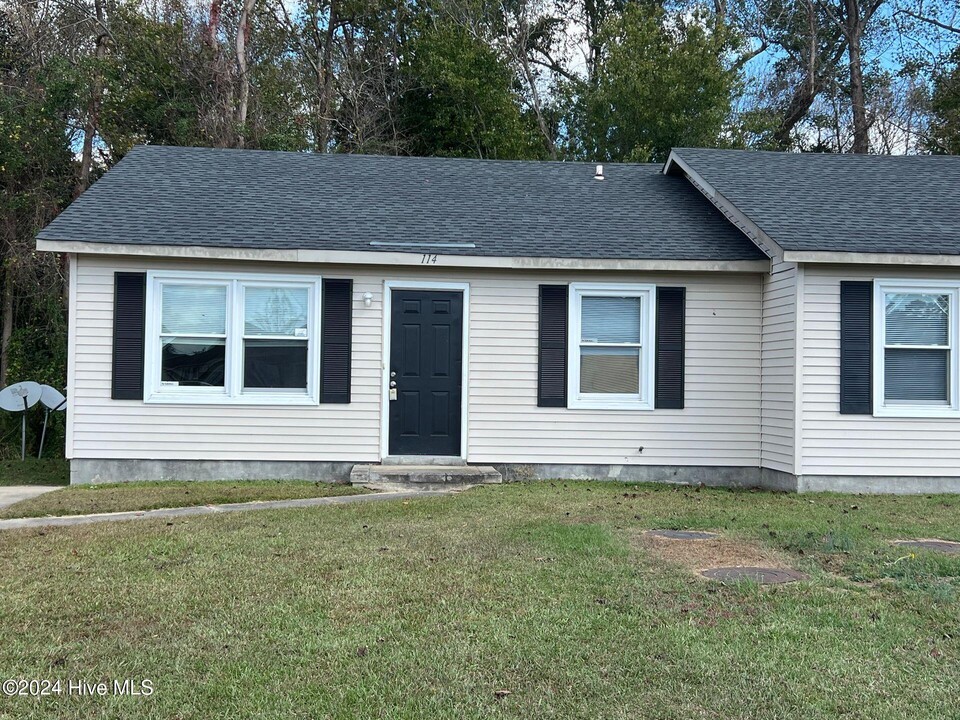 114 Stallion Dr in Jacksonville, NC - Building Photo