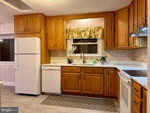 905 W Poplar Rd in Sterling, VA - Building Photo - Building Photo