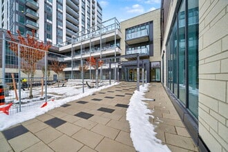 715-715 Davis Dr in Newmarket, ON - Building Photo - Building Photo