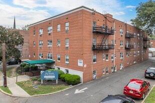 Oakwood Gardens bldg 2 in Plainfield, NJ - Building Photo