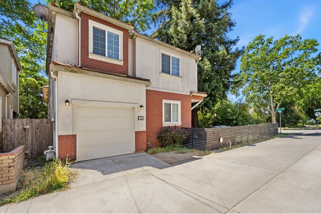 3004 Portola Way in Sacramento, CA - Building Photo - Building Photo