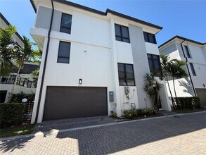 8251 NW 47th Terrace in Doral, FL - Building Photo - Building Photo