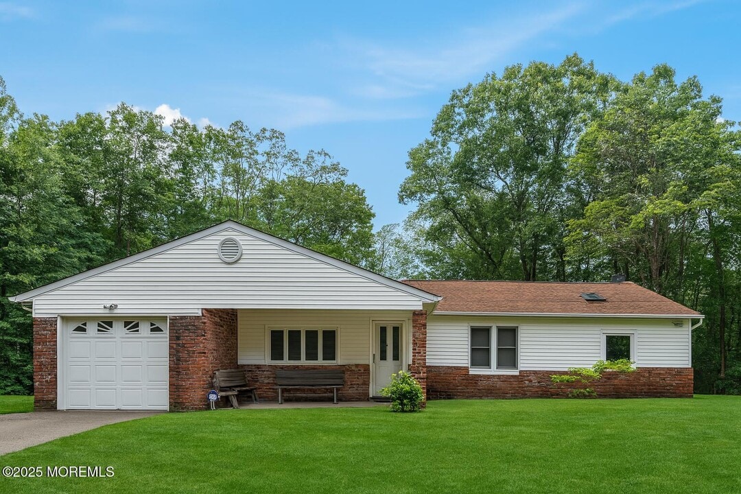 176 S Stump Tavern Rd in Jackson Township, NJ - Building Photo
