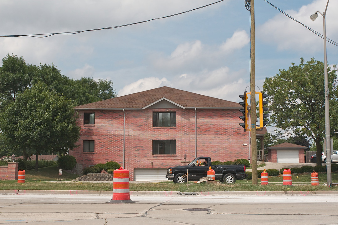 9000 W Oklahoma Ave in West Allis, WI - Building Photo