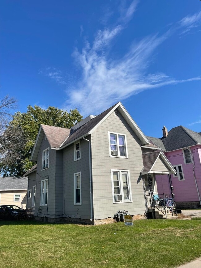 952 Elmwood Ave in Oshkosh, WI - Building Photo - Building Photo