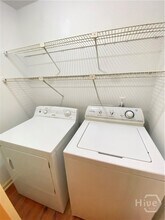 410 E Hall St in Savannah, GA - Building Photo - Building Photo