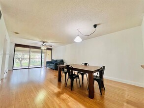 8592 W Sunrise Blvd in Plantation, FL - Foto de edificio - Building Photo