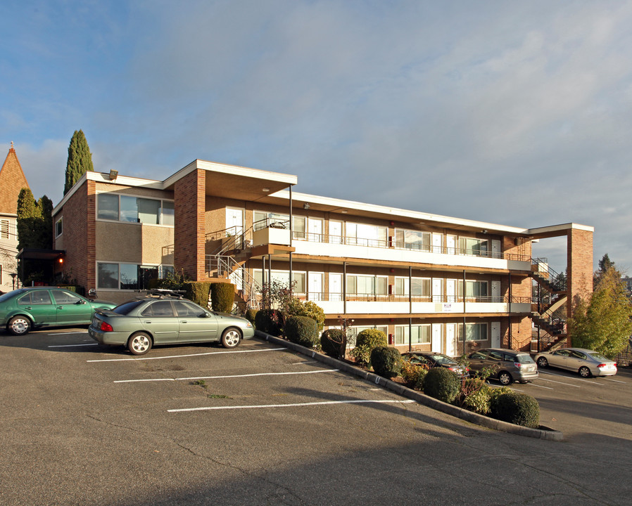 Casabel Apartments in Seattle, WA - Building Photo