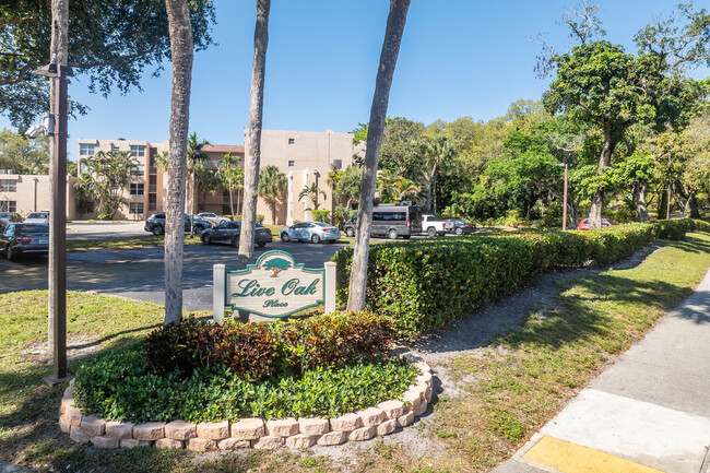 Live Oak Place in Davie, FL - Building Photo - Building Photo