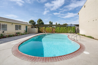 Cedar Apartments in Clovis, CA - Foto de edificio - Building Photo