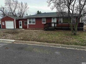 300 South St in Pekin, IL - Building Photo