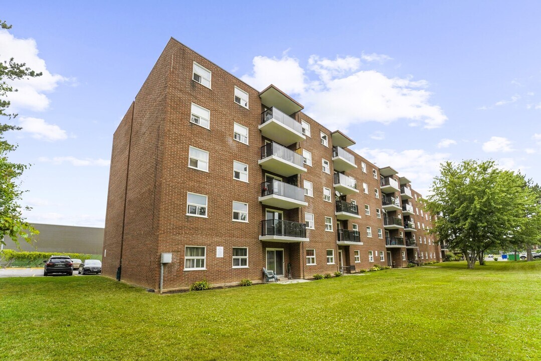 Town & Country Apartments in Welland, ON - Building Photo