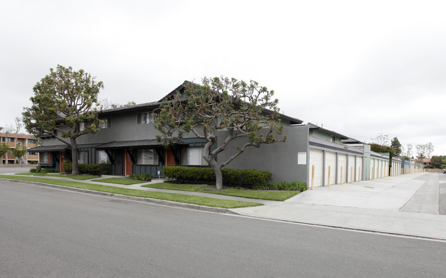 St. George Apartments in Huntington Beach, CA - Building Photo - Building Photo