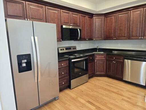 58 Hawthorne St, Unit 2 in Somerville, MA - Building Photo - Building Photo