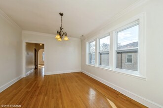 5736 N Richmond St, Unit 2 in Chicago, IL - Foto de edificio - Building Photo