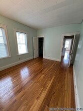 30 Lawrence St, Unit 2 in Everett, MA - Foto de edificio - Building Photo