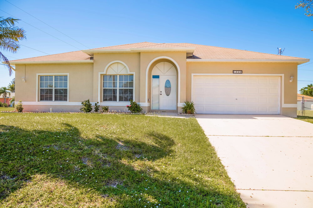 1828 SW 4th Ave in Cape Coral, FL - Foto de edificio