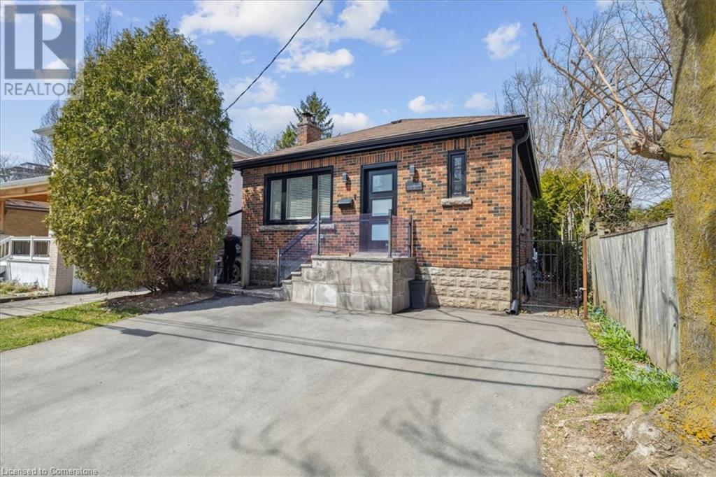 2113 New St in Burlington, ON - Building Photo