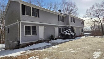 27 N Main St in Essex, CT - Building Photo