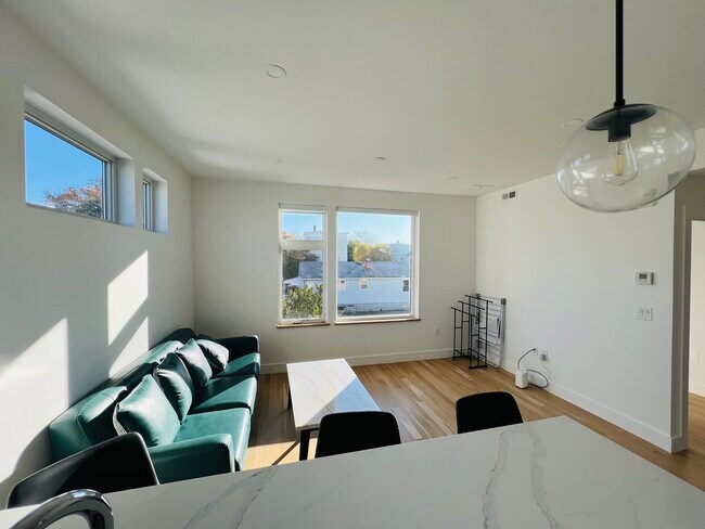 28 South St, Unit 204 in Somerville, MA - Foto de edificio - Building Photo