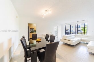 121 Crandon Blvd in Key Biscayne, FL - Foto de edificio - Building Photo