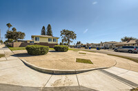 111 Las Flores Ter in San Diego, CA - Foto de edificio - Building Photo