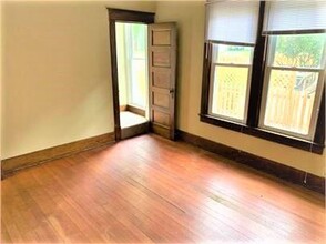 401 1/2 W Vine St in Champaign, IL - Building Photo - Building Photo