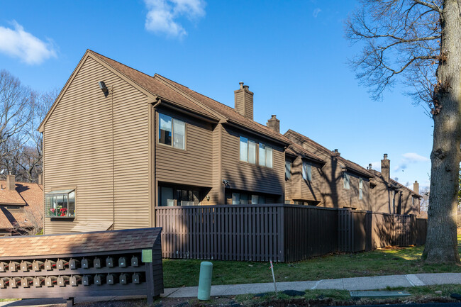 Currier Ridge Condominiums in Hamden, CT - Building Photo - Building Photo