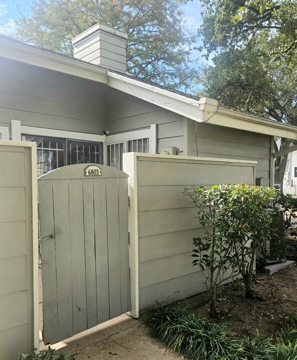 6803 Greenway Chase St in Houston, TX - Building Photo