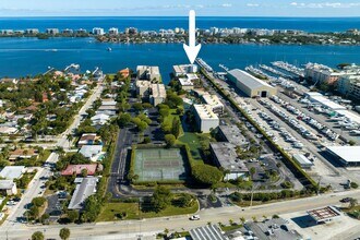 100 Waterway Dr S in Lantana, FL - Building Photo - Building Photo